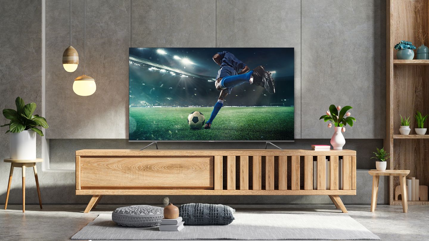 Smart TV Black Series - 75" Lifestyle