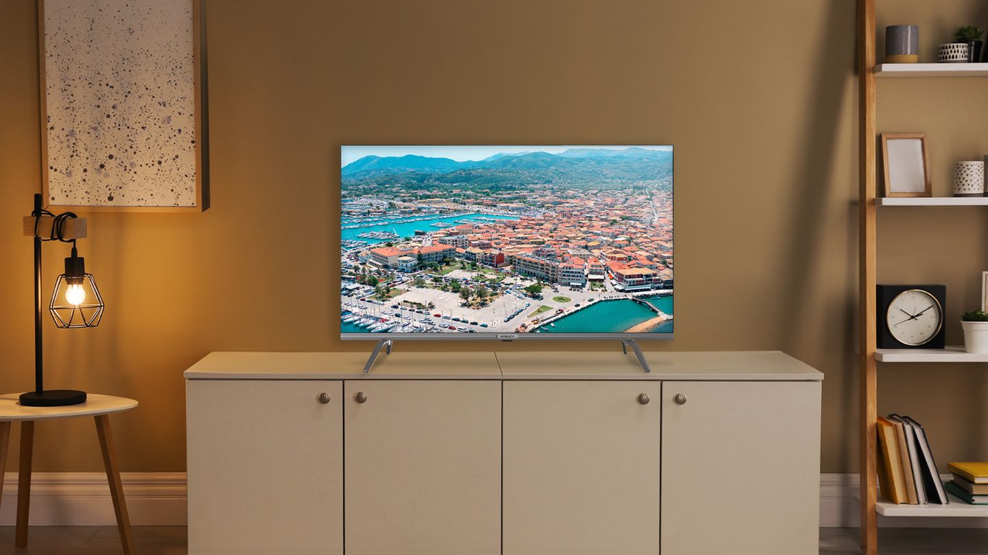 Smart TV X7 Series - 32" Lifestyle