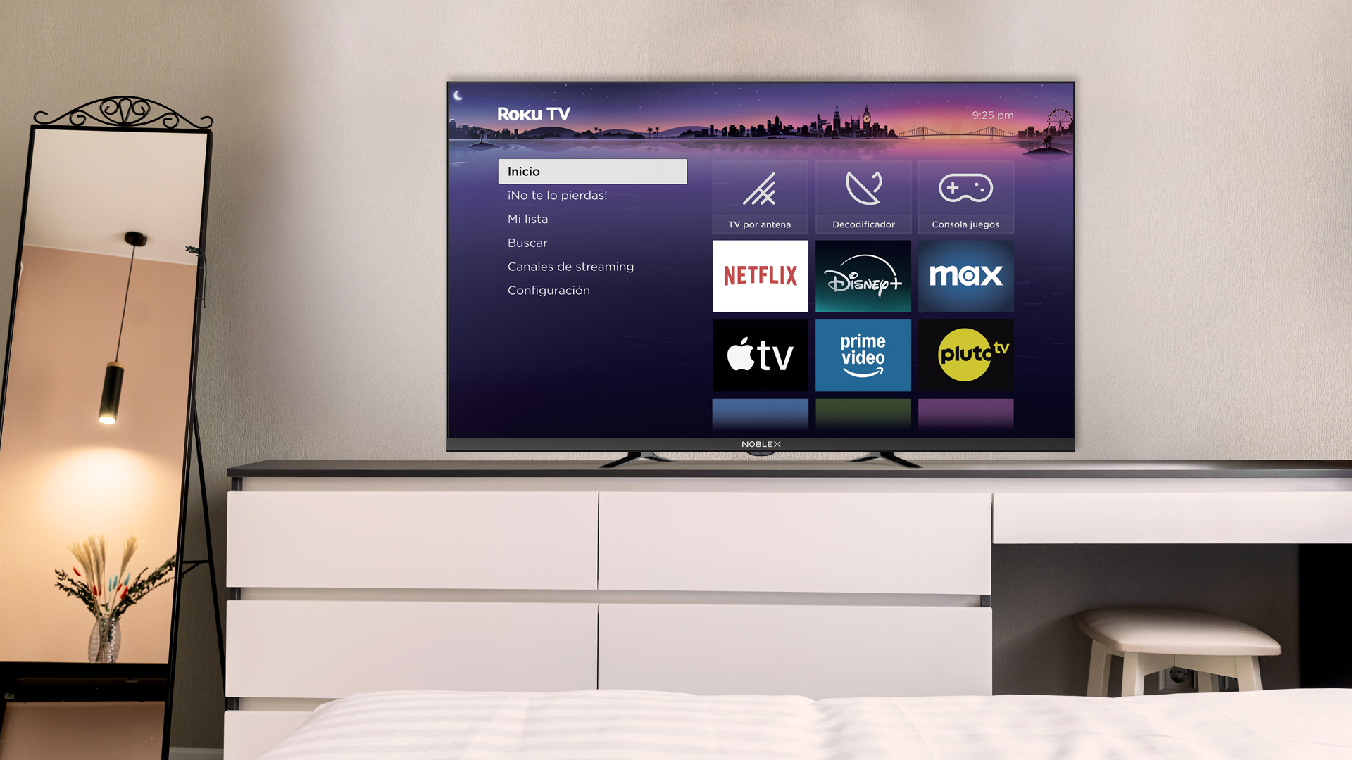 Smart TV Roku Series - 32" Lifestyle 1