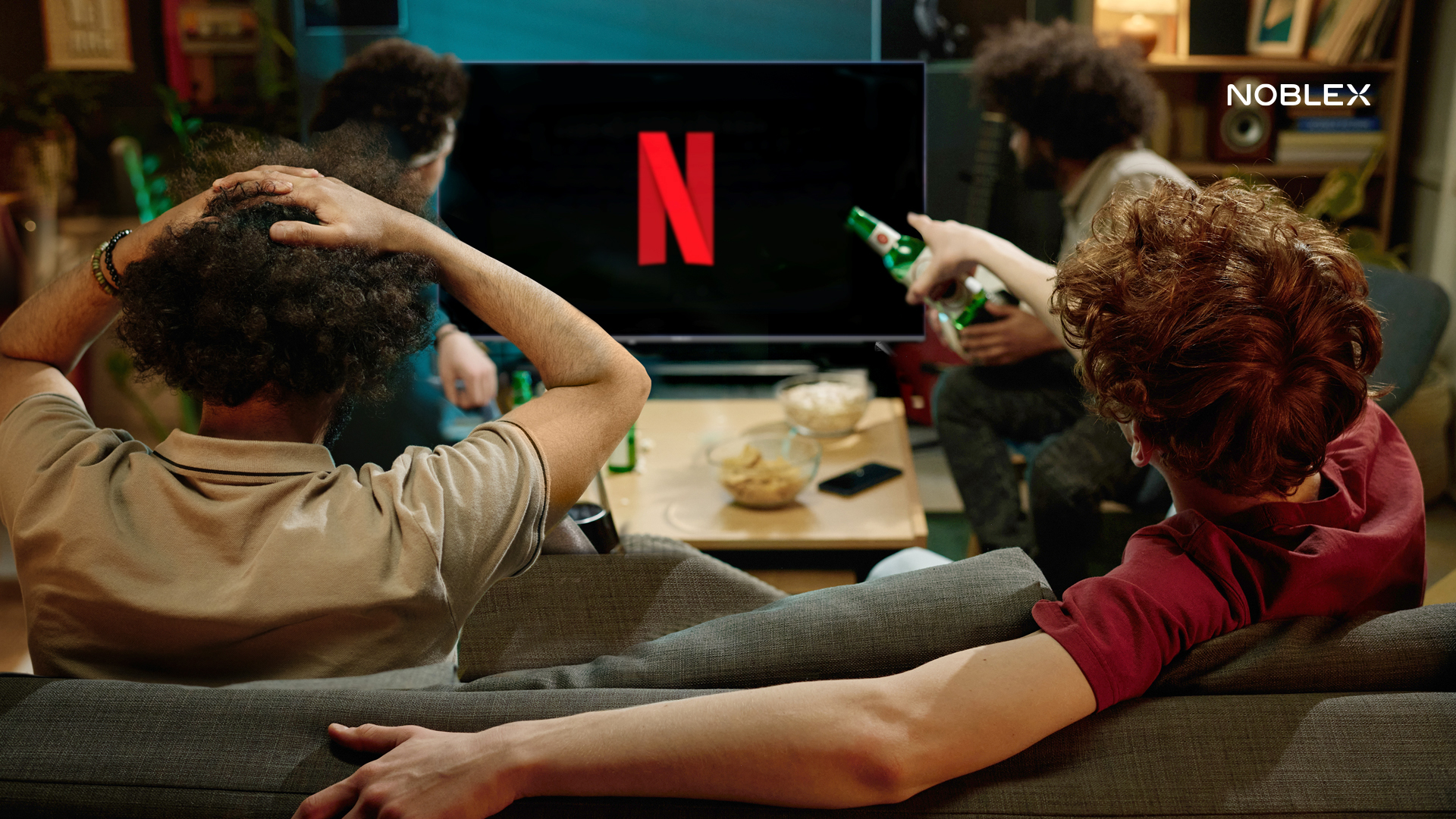 Smart TV X7 Series - 32" Lifestyle