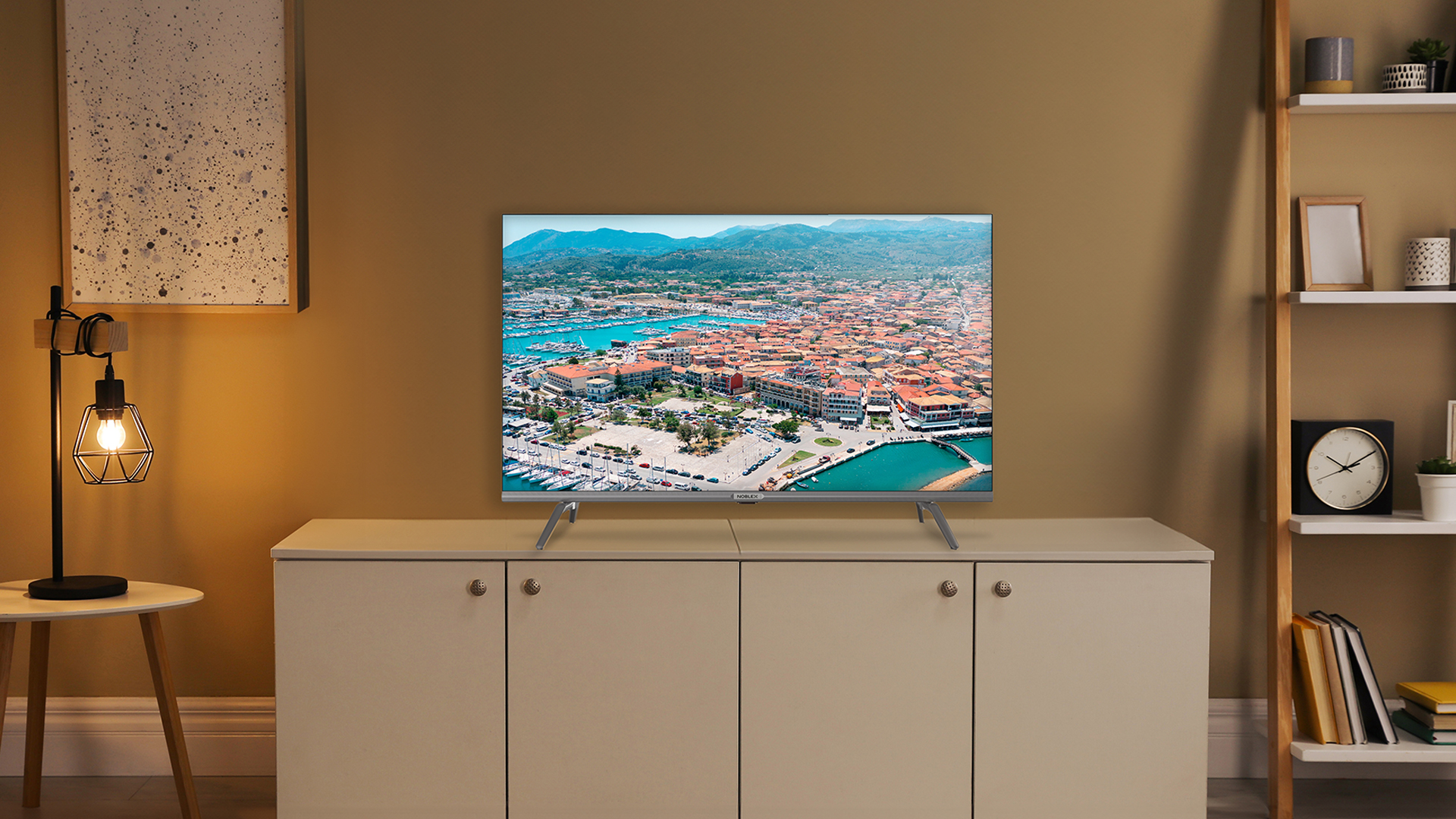 Smart TV X7 Series - 32" Lifestyle